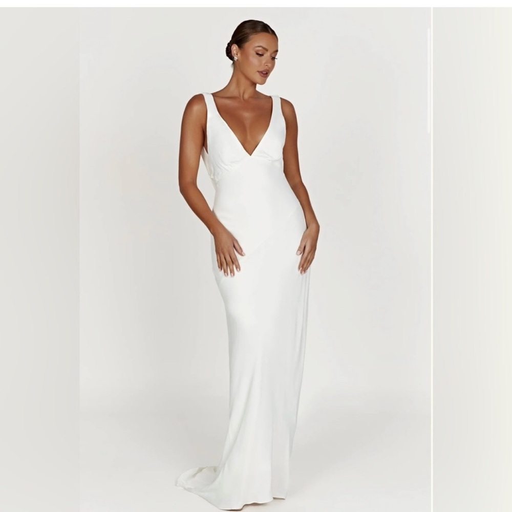 Meshki Amanza White Sheath Gown V-Neck Sleeveless Wedding Dress